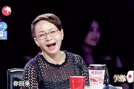 这就是女汉子的喝酒方式！白酒都能对瓶吹！宋丹丹乐得不行！视频封面