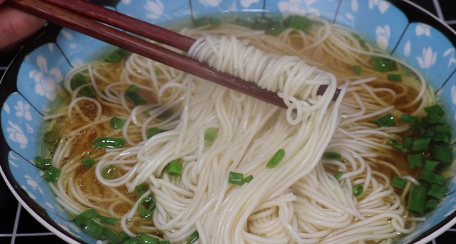 正宗阳春面家常做法，喜欢吃面条记得收藏，做法简单，营养好吃