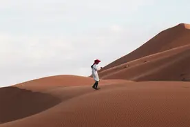 撒哈拉沙漠。它的沙子有多深，下面是什么？图片