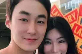 42岁阿姨嫁给25岁小鲜肉，生下一对双胞胎，网友：太让人羡慕了图片