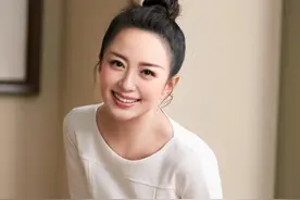 杨童舒气质好极了，穿白色连衣裙优雅温柔，满脸胶原蛋白太显嫩图片