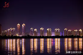 燃！松花江畔秋日第一缕“极光”点亮全城图片