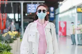 王丽坤粉色连帽卫衣搭白色宽松外套，休闲简约，半丸子头清纯甜美图片