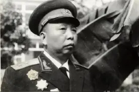 1960年，詹才芳中将路过南京，许世友敬了个军礼：热烈欢迎老首长图片