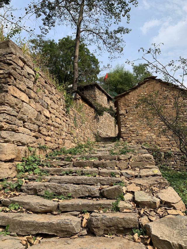 自驾免费好去处,距离郑州3小时,太行天路上的石头村