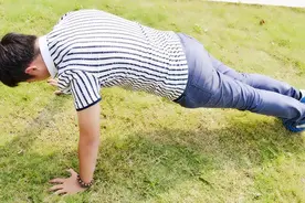 男人一次做多少个俯卧撑算合格？图片