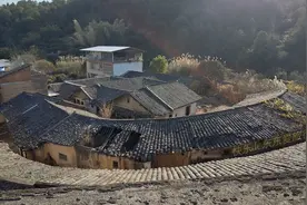 梅州一座建在龟山上的龟背形大围屋，破败不堪人口稀少，是何原因图片