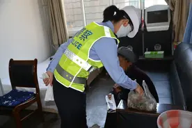 安定交警护送迷路老人回家图片