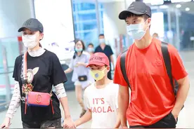 叶一茜一家三口走机场，黑色T恤叠穿长袖打底好洋气，儿子太像爸图片