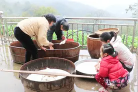 农家小院手动加工红薯粉，全家出动，慢活出细工视频封面