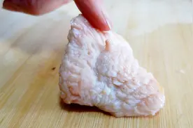 “鸡屁股”很多人都不敢吃，二美做了一大盘，色泽金黄外酥里嫩