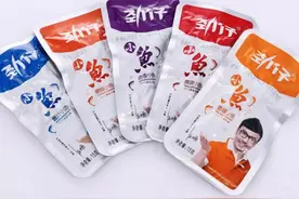 年销12亿包！1元钱的小鱼干被他卖上市，营收近10亿图片
