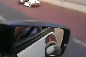 【一线微观】网传女子骑卡丁车上路  交警蜀黍：属于非法车辆！禁止上路！！图片