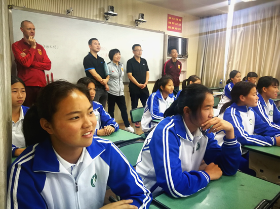 U15女足国家集训队与棠湖中学共建，女足传奇孙雯六一来送惊喜