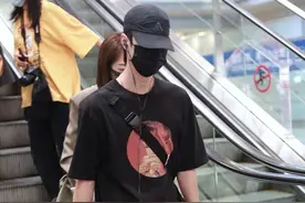 王一博路人视角好冷酷，黑T黑帽太高冷，但这么穿衣太帅了图片