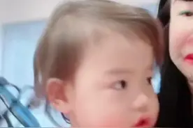 张柏芝罕谈小王子近况，曝张礼承首次剃发做胎毛笔，跟二哥格外亲图片