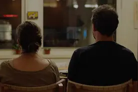 夫妻长期偷窥邻居，不料自家也被窥探，奥斯卡最佳：《邻居的窗》图片