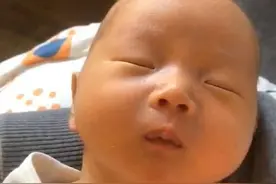 宝宝因颈部太长走红，纤细修长惹人羡慕，网友：这么小就有天鹅颈图片