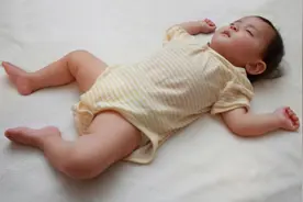 孩子熟睡后总爱“满床打滚”？了解完这些原因，让孩子睡得更安稳图片