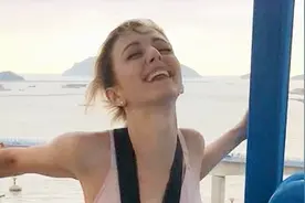 外国美女到中国蹦极，工作人员劝她快跳，最后那句说的奶凶奶凶的视频封面