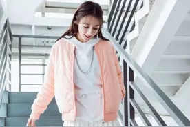 粉嫩的高中小美女迪丽热巴秀美腿  清纯可爱十足！图片