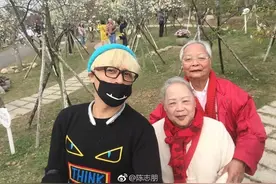 娱乐圈大孝子，陈志朋国庆带父母游山玩水，曾站在巅峰也跌落谷底图片