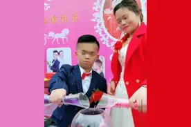 女子不顾反对，执意嫁给“小男孩”为妻，孩子出生后她忍不住大哭图片