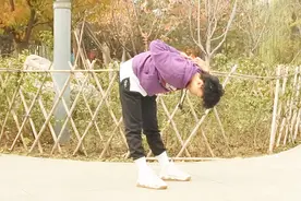 手背后交叉，弯腰九十度，不仅可以瘦肚子，还可以拉伸肩部肌肉