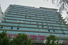 「十堰」高楼坠落玻璃砸死三岁幼童续：外墙玻璃安全隐患仍未消除图片