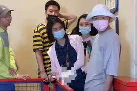 网曝包贝尔携俩美女同游迪士尼，左顾右盼显小心，不见老婆包文婧图片