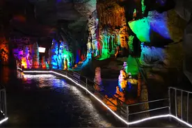 夏季纳凉好去处，泰安地下龙宫漫步，喀斯特溶洞暗河漂流图片