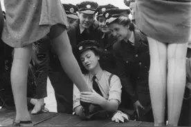 二战爆发，尼龙丝袜为何供不应求？导致美国女性流行往腿上画丝袜图片