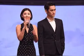 李小萌真是小个子超模，穿黑色波点连体裤录节目，满屏大长腿图片