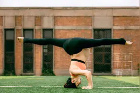 太硬核！41岁刘璇孕晚期表演“倒立劈叉”，大儿子的举动超温暖图片