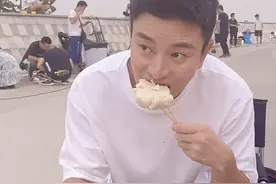 贾乃亮和群演吃同款剧组盒饭？大口啃馒头太抢眼，被赞接地气图片