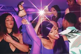 脱衣舞娘卡迪B的心酸成名史：隆过胸，差点死在手术台上图片