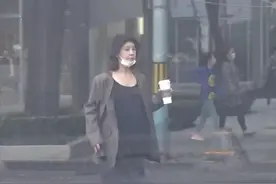 36岁李小萌怀二胎后现身！孕肚浑圆仍美如少女，4岁儿子虎头虎脑图片