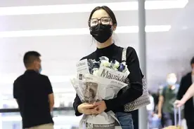 辛芷蕾的气场是穿出来的，紧身上衣前面开个口，配拖地裤真霸道图片