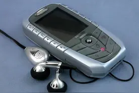 我觉得这些手机很丑，但是也依然买了它们图片