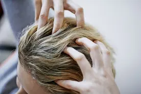 头皮长了个小肿块，医生以为是脂肪瘤，一查是从颅骨缝里长出来的图片