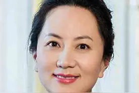 孟晚舟霸气亮相，穿中蓝色裙装有职业范，步伐从容气质优雅图片
