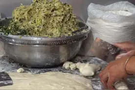 夫妻俩开店卖包子，只有两种馅料一天做四百个，客人：爆汁感很爽图片