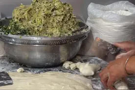 夫妻俩开店卖包子，只有两种馅料一天做四百个，客人：爆汁感很爽图片