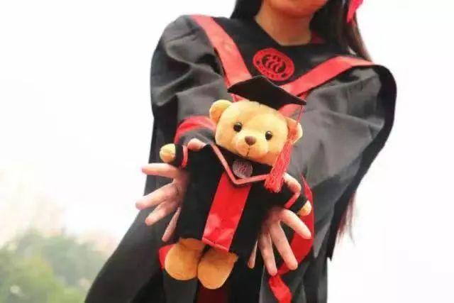 中央美院的学士服美上热搜！这是什么神仙毕业现场？