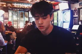 能和女王“炒CP”不被骂的，整个南韩也只有他了吧图片