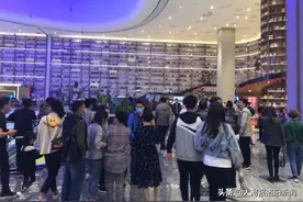 国庆长假，洛阳影城出现“人从众”态势，市民观影热情高涨图片