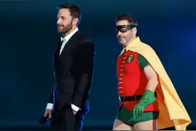 大本和鸡毛亮相演唱会，蝙蝠侠与罗宾同框，网友：企业年会即视感图片