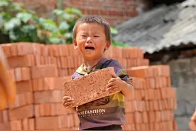 熊孩子从搬砖开始改变命运图片