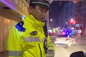 驾驶员不带驾照上路，会受怎样处罚？让夜查的警察蜀黍告诉你视频封面