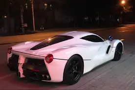 全球为数不多的白色拉法，国内只有两台，车主街头现身是塘主张翰图片